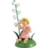 Blumenkind mit Maiglöckchen und Waldhorn sitzend - 12 cm
