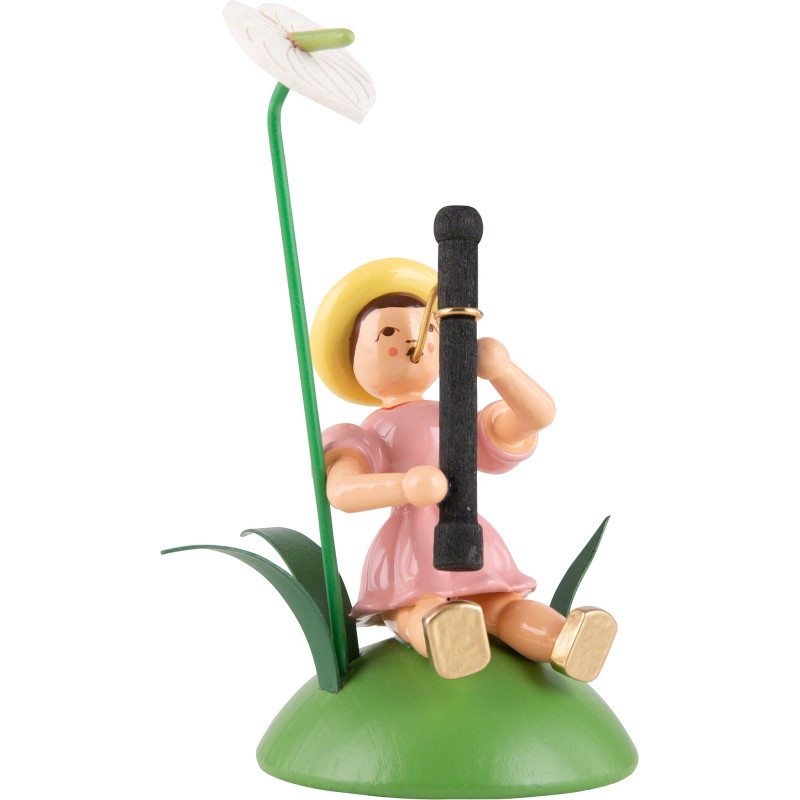 Blumenkind mit Anthurie und Fagott sitzend, farbig - 11 cm