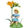 Blumenkind sitzend mit Freesie und Klanghölzern, farbig - 9 cm