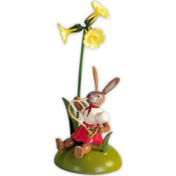 Osterhase mit Primel und Waldhorn, farbig - 10 cm