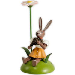 Osterhase mit Gänseblümchen und Panflöte, farbig - 10 cm