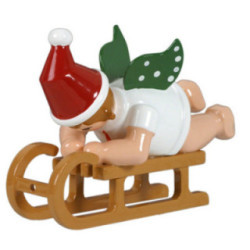 Weihnachtsengel mit Mütze auf Schlitten liegend - 6,5 cm