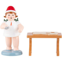 Bäckerengel mit Mütze und Ausstechform am Tisch - 6,5 cm