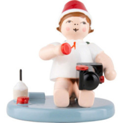 Weihnachtsengel sitzend mit Mütze und Lok - 6,5 cm