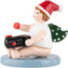 Weihnachtsengel sitzend mit Mütze und Lok - 6,5 cm