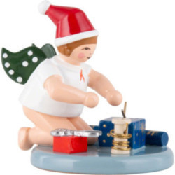 Weihnachtsengel kniend mit Mütze und Geschenken - 6,5 cm