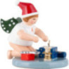 Weihnachtsengel kniend mit Mütze und Geschenken - 6,5 cm