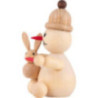 Schneemann Junior "sitzend Hase füttern" - 7 cm