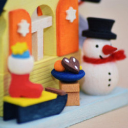Christbaumschmuck Haus Schneemann mit Nikolausschlitten - 7,4 cm